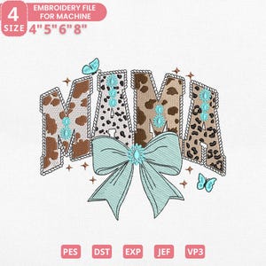 Könnte beinhalten: Ein Stickdateidesign mit dem Wort "MAMA" im Western-Stil, mit Buchstaben im Kuh- und Leopardenmuster. Eine große türkisfarbene Schleife und Schmetterlinge verzieren das Design. Die Größen sind 10,16 cm, 12,7 cm, 15,24 cm und 20,32 cm.
