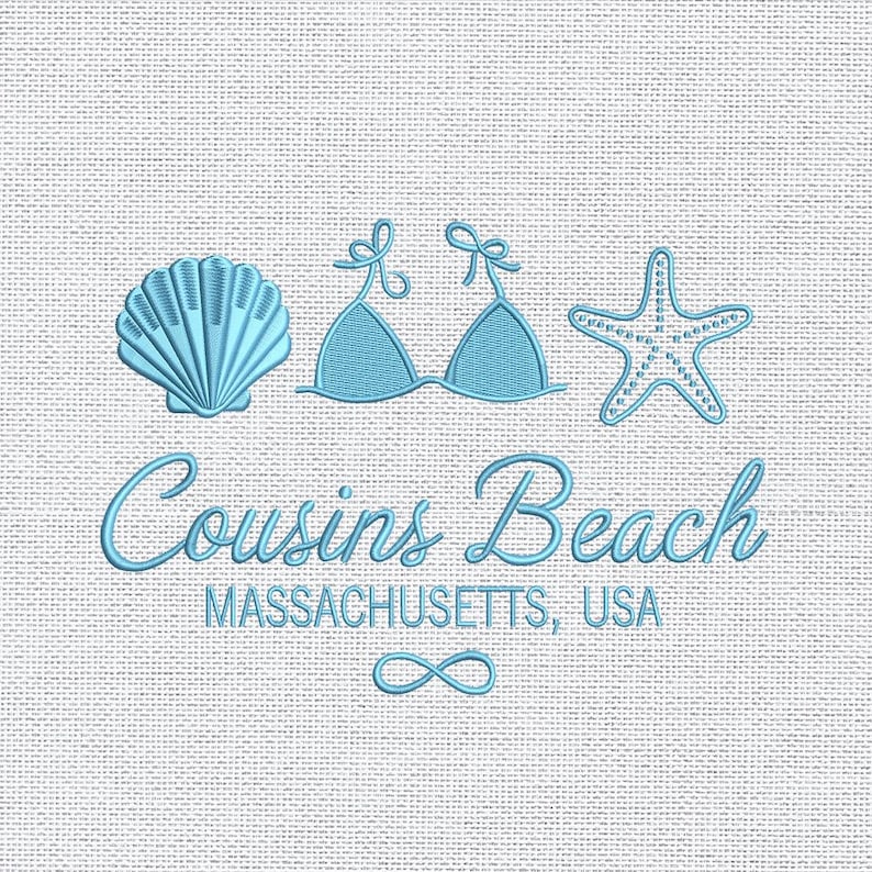 Puede incluir: Dise&ntilde;o bordado en azul claro con una concha, un top de bikini y una estrella de mar. Tambi&eacute;n est&aacute; bordado el texto "Cousins Beach, Massachusetts, USA". Un s&iacute;mbolo de infinito est&aacute; en la parte inferior. El dise&ntilde;o est&aacute; sobre un fondo blanco texturizado.