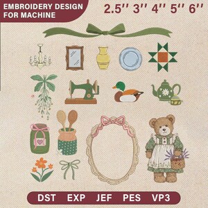 Könnte beinhalten: Ein Stickdesign-Set mit verschiedenen dekorativen Elementen. Enthält eine grüne Schleife, einen Kronleuchter, einen Spiegel, eine Vase, einen Teller, einen Quiltblock, eine Nähmaschine, eine Ente, eine Teekanne, ein Glas, Löffel, einen Rahmen, einen Teddybären, Blumen und eine Schleife. Der Text lautet "EMBROIDERY DESIGN FOR MACHINE" und "2.5" 3" 4" 5" 6" (6.35cm, 7.62cm, 10.16cm, 12.7cm, 15.24cm).