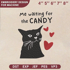 Op de afbeelding: Machine borduurontwerp met een zwarte kat met witte snorharen en de tekst "Me waiting for the CANDY." Inclusief rode hartaccenten. Beschikbare maten: 10 cm, 13 cm, 15 cm, 18 cm en 20 cm.