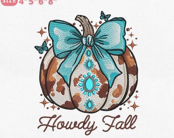 Può includere: Un file di ricamo con una zucca con fiocco e abbellimenti turchesi. La zucca ha un motivo a pelle di mucca. Il testo "Howdy Fall" è sotto. Disponibile nelle misure 10.16cm, 12.7cm, 15.24cm e 20.32cm.