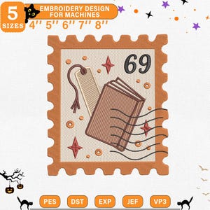 Puede incluir: Un diseño de bordado para máquinas con un diseño de sello postal con un libro y un marcador. El sello es naranja con un fondo beige y el número 69. El diseño está disponible en 5 tamaños: 10 cm, 13 cm, 15 cm, 18 cm y 20 cm.