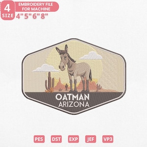 Peut inclure: Un motif de broderie avec un âne dans un paysage désertique avec des cactus et des nuages. Le texte "OATMAN ARIZONA" est affiché en dessous. Disponible en tailles 10,16 cm, 12,7 cm, 15,24 cm et 20,32 cm.