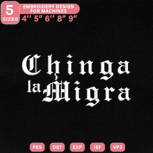 Pode incluir: Tecido preto com texto branco "Chinga la Migra" em fonte gótica. A imagem também inclui o texto "Design de bordado para máquinas" e lista tamanhos de 10 cm a 23 cm.