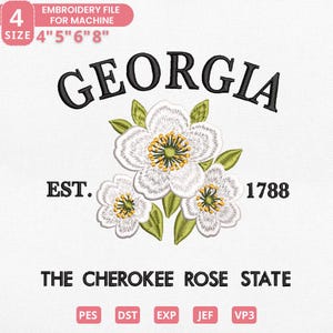 Puede incluir: Un diseño de archivo de bordado con la palabra "GEORGIA" sobre un grupo de rosas Cherokee blancas con centros amarillos y hojas verdes. También se incluye el texto "EST. 1788" y "THE CHEROKEE ROSE STATE". El diseño está disponible en tamaños de 10,16cm, 12,7cm, 15,24cm y 20,32cm.