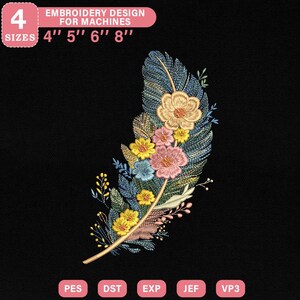 Könnte beinhalten: Ein Stickdesign mit einer detaillierten Feder mit bunten floralen Akzenten in Gelb, Rosa und Blau. Das Design ist in vier Größen erhältlich: 10 cm, 13 cm, 15 cm und 20 cm. Der Text "EMBROIDERY DESIGN FOR MACHINES" ist oben angezeigt.