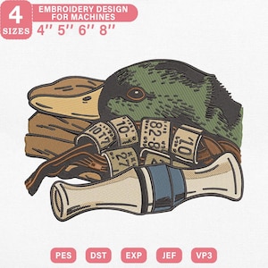 Może przedstawiać: Wzór haftu maszynowego przedstawiający szczegółową głowę kaczki z wabikiem i ponumerowanymi etykietami. Projekt zawiera tekst "EMBROIDERY DESIGN FOR MACHINES" i "SIZES 4" 5" 6" 8"", ze wskaźnikami typu pliku na dole.