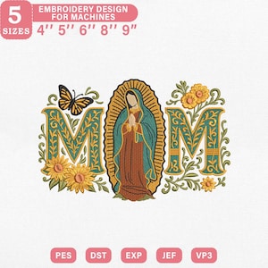 Pode incluir: Um desenho de bordado com a palavra "MOM" e uma figura religiosa no centro, rodeada por girassóis, uma borboleta e enfeites decorativos. Disponível em 5 tamanhos: 10 cm, 13 cm, 15 cm, 20 cm e 23 cm.