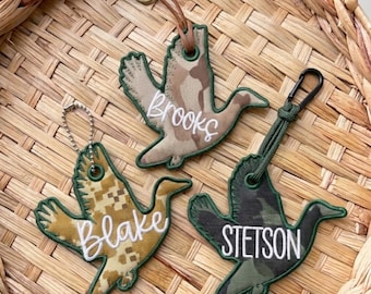 ITH Stickmuster „Fliegende Ente“, Stickdatei „Stockente-Banner“, Stickdatei „Jagd-Geschenkanhänger für Jungen“ (Sofort-Download im PES-Format)