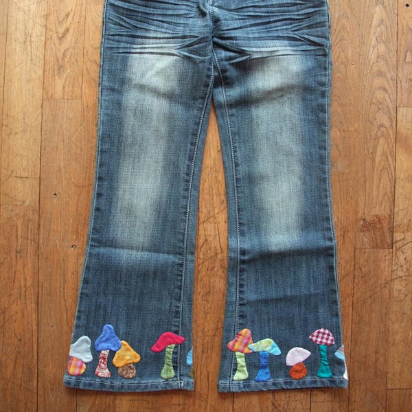 Jeans enfant décoré et brodé main motifs champignons magiques