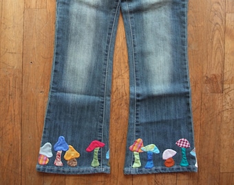 Jeans enfant décoré et brodé main motifs champignons magiques