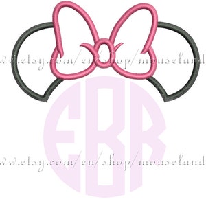 Puede incluir: Diseño bordado de un lazo rosa y orejas de ratón negras. El lazo está en el centro, con las orejas a cada lado. El texto "www.etsy.com/en/shop/mouselandia" está en la imagen.