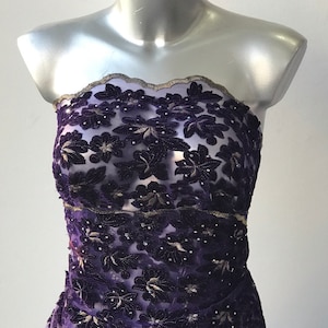 tela de encaje morado, rosas de terciopelo morado y lentejuelas bordadas en tul, novia formal burlesca