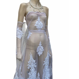 Tela de encaje nupcial blanco bordado con cuentas y perlas, encaje de vestido de novia con borde adornado pesado