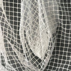 Tissu en dentelle de mariée blanc ivoire, motif à carreaux sur maille tulle, 140cm de large image 3