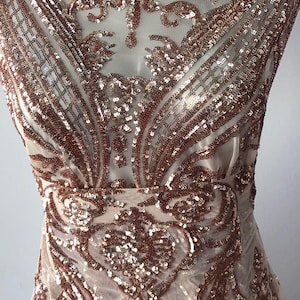 roségouden kant in barok ontwerp, roségouden metallic pailletten op naakt tule bruidsverbluffend