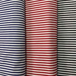 Gestreifter Baumwollstoff, rot auf weiss gestreifter Baumwolle, blau auf weiss gestreifter Baumwolle, schwarz auf weiss gestreifter Baumwolle