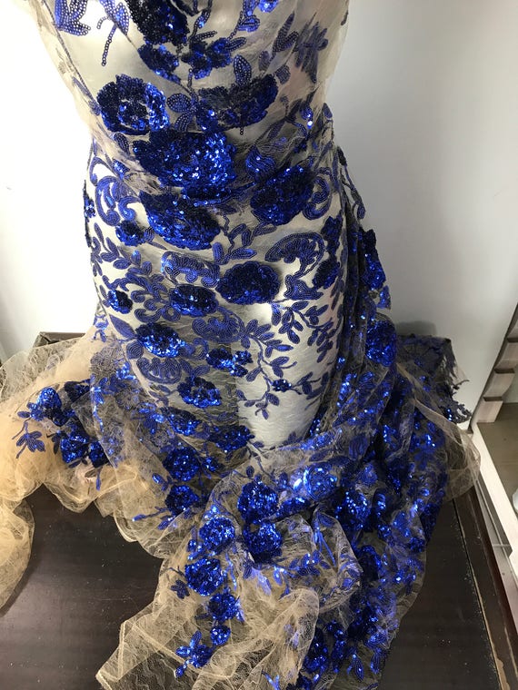 Tessuto Tulle mano seta doppio smerlo ricamato con paillettes e con perline motivo floreale
