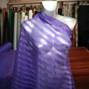 Lila Flieder gestreift Organza Stoff Shirting Abendkleid Rüschen Hektik Stola Vorhang Fensterschmuck Goth Hochzeit 150 cm breit