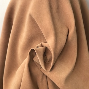 Tessuto scamosciato sintetico, tessuto scamosciato elasticizzato artificiale con retro in raso, adatto per indumenti, cuscini, cuscini decorativi, colori cammello, marrone e nero.
