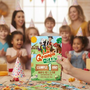 May include: A colorful invitation for a child's first birthday party, featuring farm animals and the text "La Granja de Isaac Cumple 1 A&ntilde;o". The invitation is held in front of a group of children and adults wearing party hats.