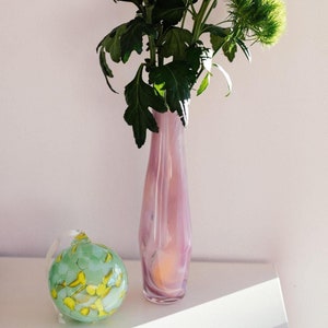 Vase crayon effet milkshake en verre soufflé et teint par nœud