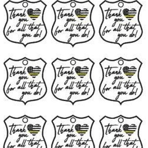 Könnte beinhalten: Neun schwarz-weiße druckbare Dankeschön-Etiketten mit einem gelben und schwarzen Herzen mit einem amerikanischen Flaggenmuster. Der Text auf den Etiketten lautet "Danke für alles, was du tust!"