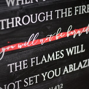 Puede incluir: Letrero de madera negro con texto blanco: "A TRAV&Eacute;S DEL FUEGO, no te quemar&aacute;s, LAS LLAMAS NO TE ENCENDER&Aacute;N". Las palabras "no te quemar&aacute;s" est&aacute;n tachadas con una l&iacute;nea roja. Art&iacute;culo decorativo.