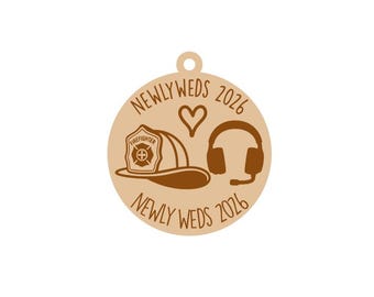 Puede incluir: Un adorno circular de color beige con gráficos marrones de un casco de bombero y unos auriculares con micrófono. Entre los iconos hay un corazón. El texto "NEWLY WEDS 2026" aparece en una fuente marrón manuscrita arriba y abajo.