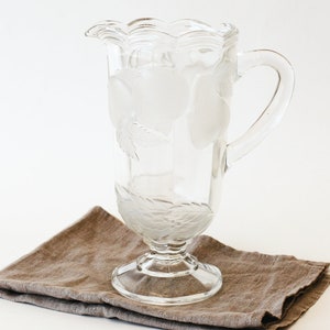 EAPG schenkkan met glas op voet en gematteerd fruit
