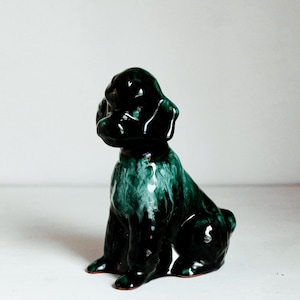 Figurine de chien caniche BMP Blue Mountain Pottery, glaçure sarcelle de MCM