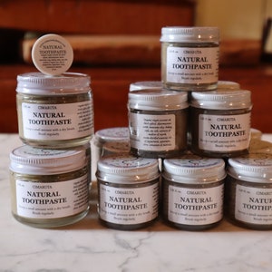 Nuestra pasta de dientes natural clásica de bentonita y manuka
