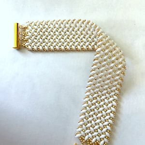 Pulsera en blanco y oro