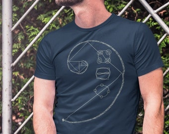 Peut inclure: Un t-shirt bleu marine avec un motif géométrique blanc représentant un cercle, un carré, une spirale et un symbole d'infini.
