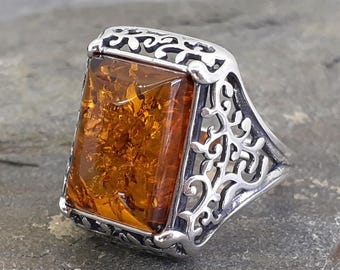 Anello con Ambra baltica color cognac in Argento sterling