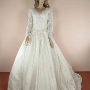 Vestido de novia estilo años 80: encaje con cuentas, seda dupioni, estilo princesa