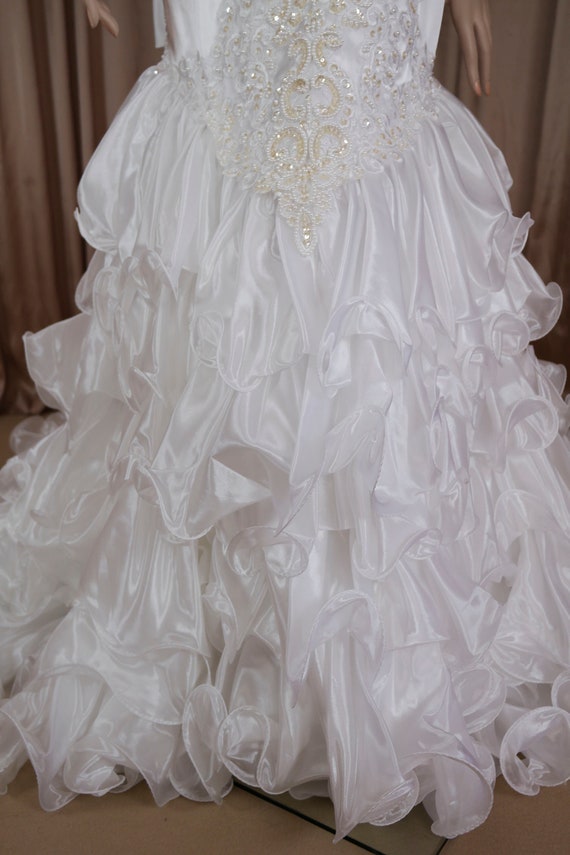 Found a “BEETLEJUICE” look alike 80's wedding dress. Vail included! :  r/DumpsterDiving