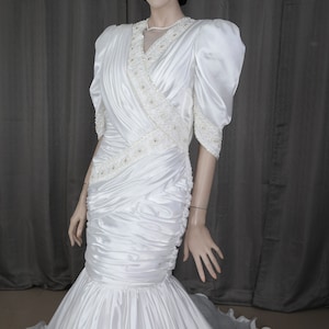 Vestido de noiva vintage dos anos 80 - vestido de noiva dos anos 80 - Vestido de noiva elegante - Vestido de noiva linha sereia - Vestido de noiva branco drapeado
