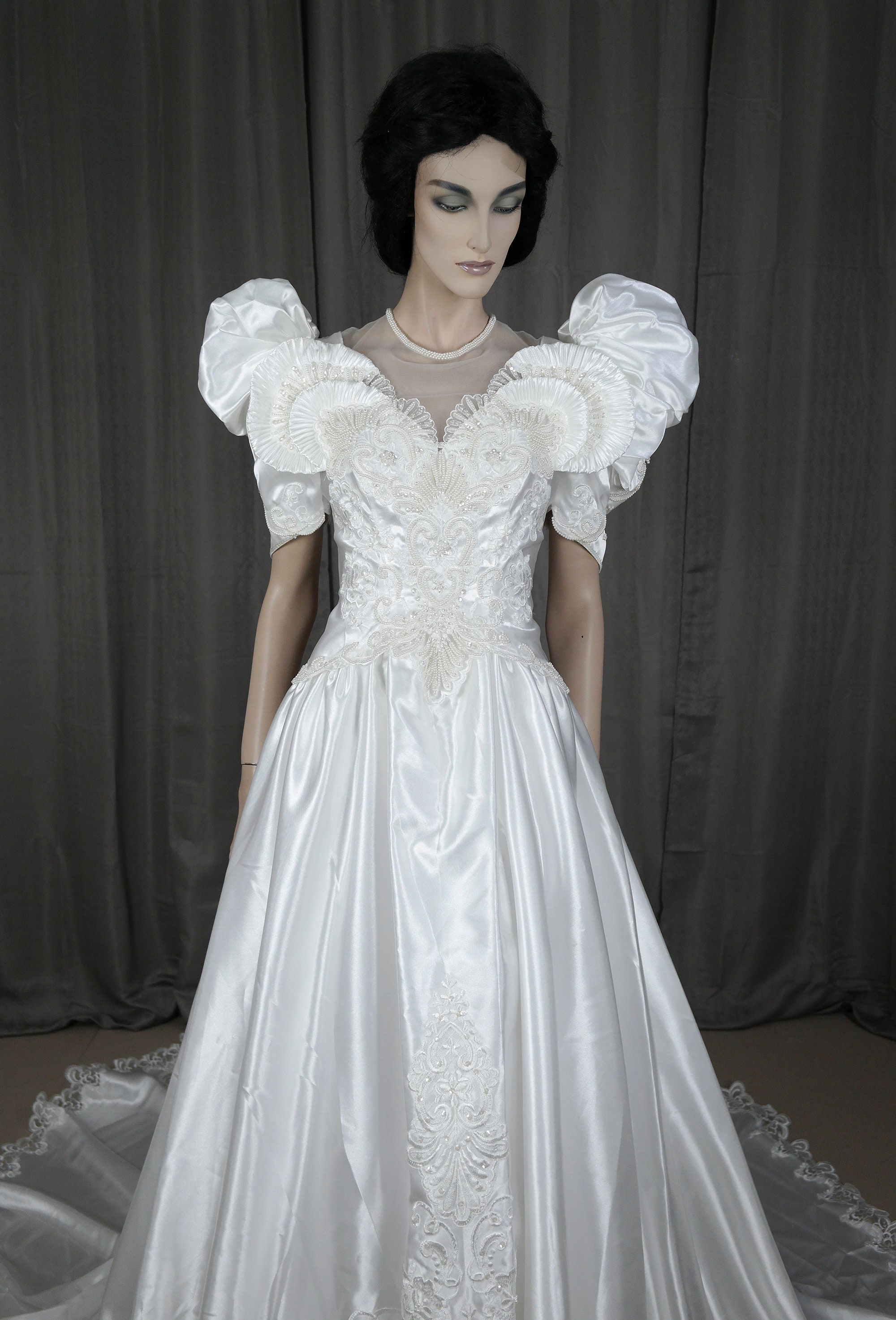 90年代ヴィンテージの白いウェディングドレス：ビーズのビクトリア朝風