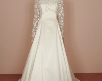 80s Vintage Ivory Wedding Dress: Long Lace Sleeves, Train