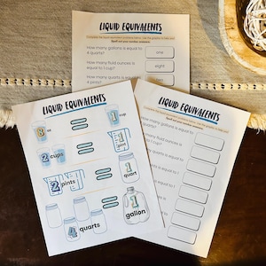 Può includere: Due fogli di lavoro con il titolo "Equivalenti liquidi" e illustrazioni di diverse unità di misura dei liquidi. I fogli di lavoro contengono domande sulla conversione tra diverse unità di misura dei liquidi, come tazze, pinte, quarti e galloni.