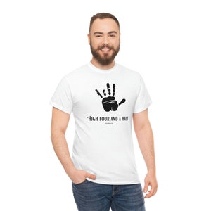 Op de afbeelding: Wit T-shirt met een zwarte handafdruk en de tekst "HIGH FOUR AND A HALF" - Carpenter.