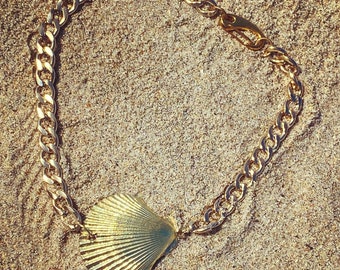 Gold plated seashell pendant choker on chunky gold chain.