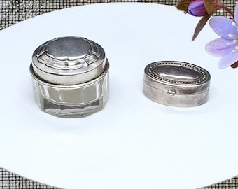 アンティークの小さな銀製のピルケース、リングケース、クリーム容器