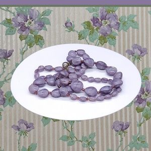 collier vintage en verre perlé violet clair