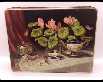 Vintage big English Carrs Berkeley floral biscuits tin box