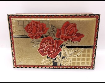 Vintage finlandese metà secolo rose rosse e oro grande scatola di latta da collezione