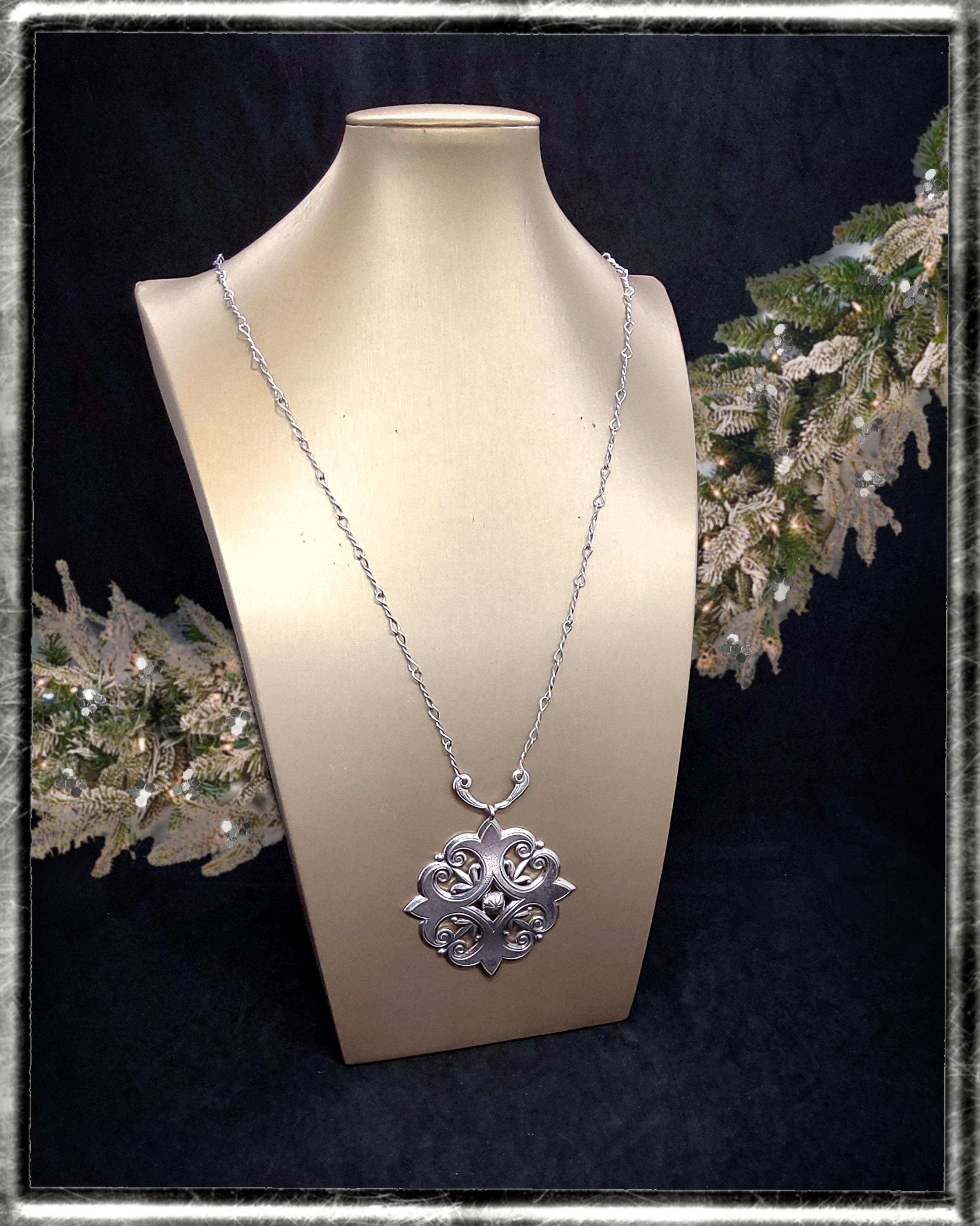 Collier typique de l'Art Nouveau, signé, avec visage et cheveux ondulants