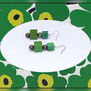 Vintage Finnish Aarikka bright green and bronze wooden dangle earrings
