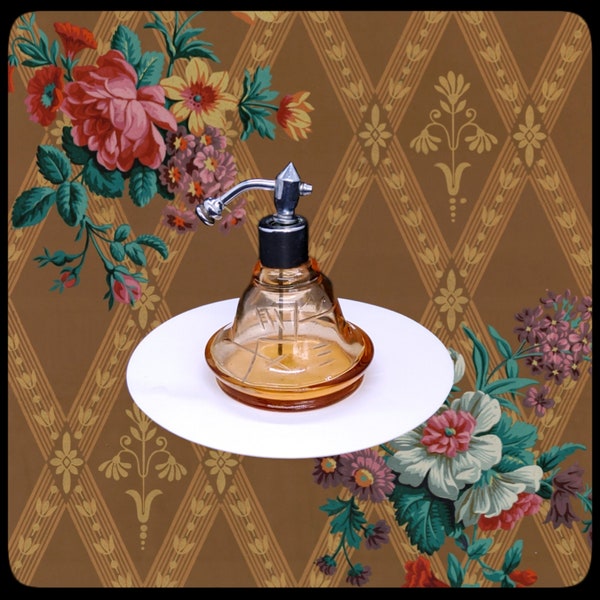 flacon atomiseur en verre gravé de parfum Art Déco vintage
